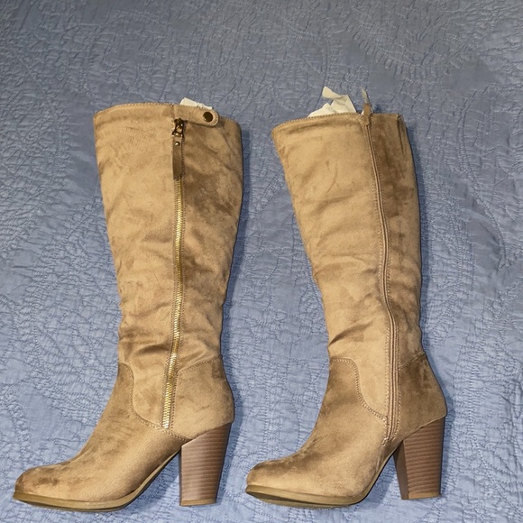 BOGO Boots Knee high boots, tan suede type - Picture 2 of 2